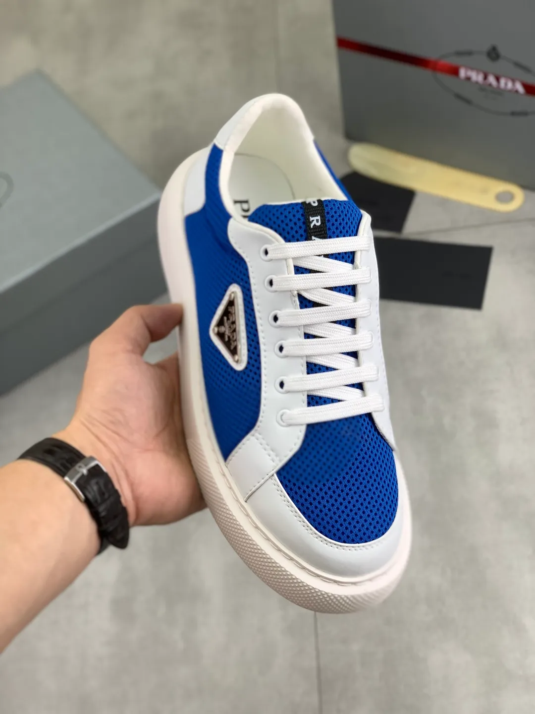 Men's shoes 💰P580💰 [New style] High version official website popular models are on the market, 🆘 Trendy brand (Prada) mainly promotes popular models, avant-garde and versatile fashion men's shoes private version mold opening, cowhide surface splicing 1:1.. Fashionable and simple, original imported cowhide lining cowhide feet; the atmosphere and personality are more fashionable, eye-catching and pursuing class. It will subvert the old idea and be a must-have for fashion trendsetters with you! Must keep it for yourself! Tall and comfortable, large and low, high-end quality workmanship. Size: 38-44 6️⃣colors available.